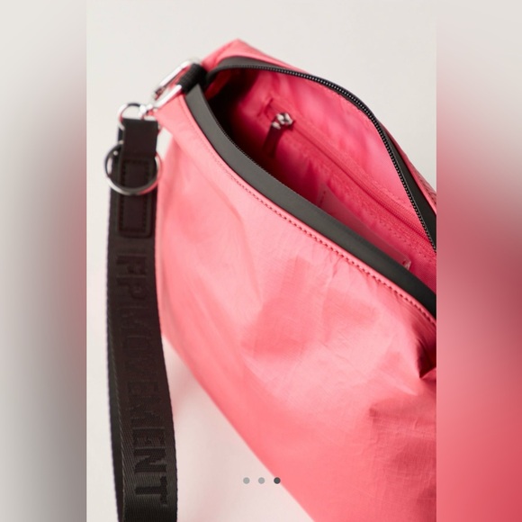 FP Movement Total Access Pouch - Picture 5 of 10